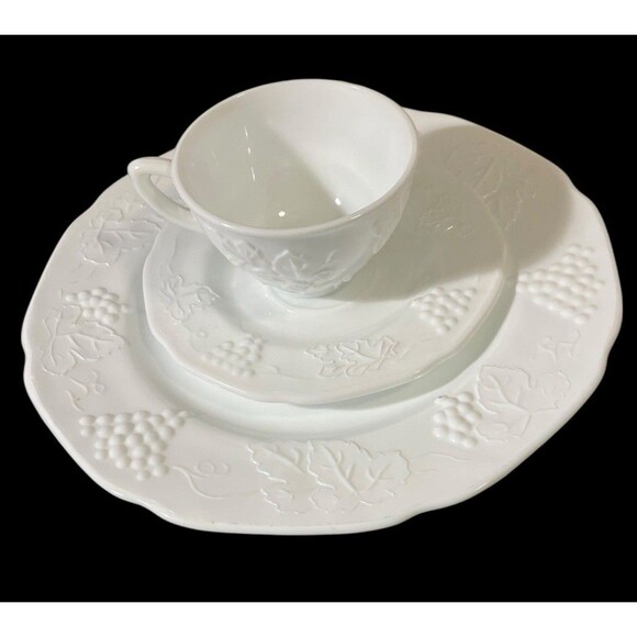 Indiana Colony Harvest grape milk glass Dinner Plate Saucer And Cup Vintage Set - Picture 3 of 9